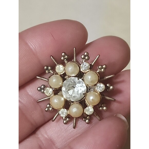 Vintage Faux Pearl & Rhinestone Starburst Brooch Pin Clear Gold Tone Retro - Picture 3 of 6